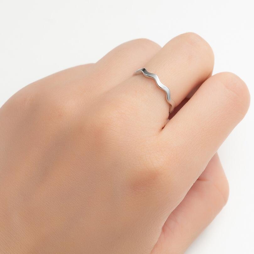 Uma Mão com Anel Ondas Aço Inox Prateado