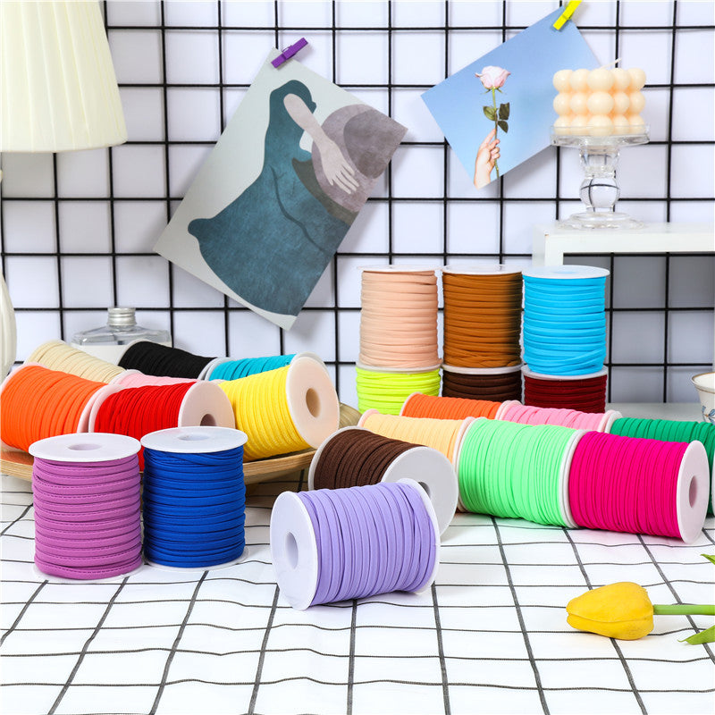 Conjunto 20 rolos de fio de lycra numa mesa