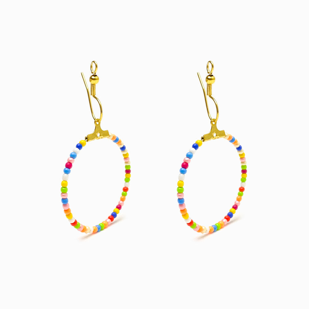 Brincos de missangas equilibradas