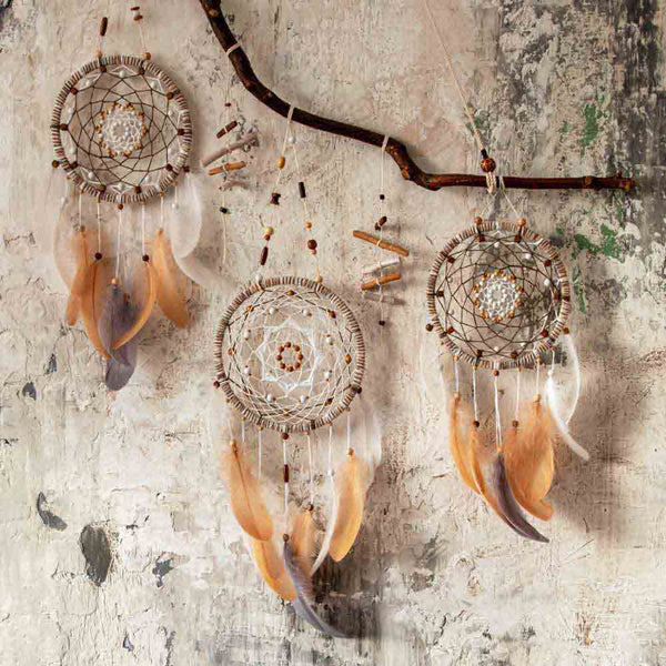 TRES CAÇA SONHOS PENDURADAS