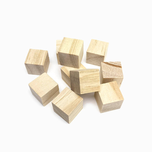 Cubo de madeira natural não tratada