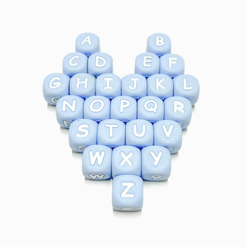 contas de silicone letra em azul bebé 12mm