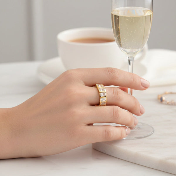 Uma mão mostrando anel com zircónia JZ1556