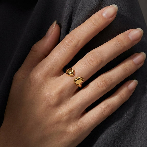 Uma mão usando o anel minimalista JZ1572 em dourado