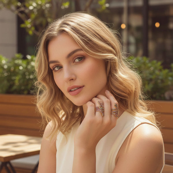 Uma menina mostrando dois anéis cobra em aço inoxidável