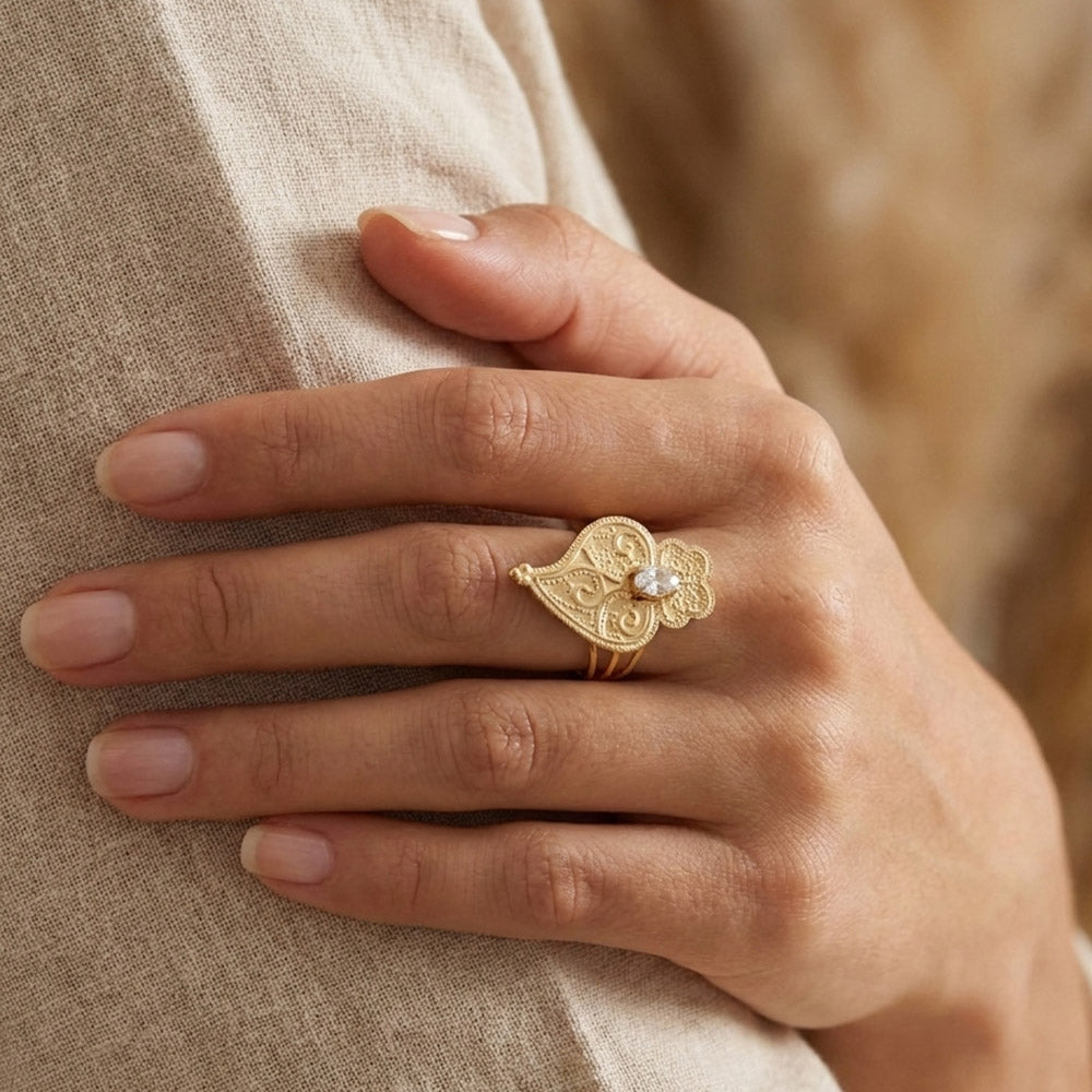 Uma mão usando anel coração de viana JZ1446D