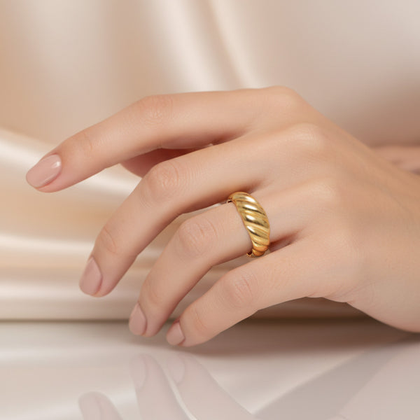 Uma mão mostrando anel JZ1264D