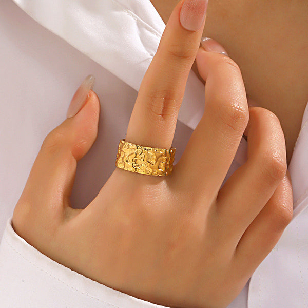 Uma mão usando anel JZ1136