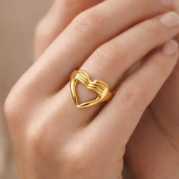 Uma mão mostrando anel JZ1163