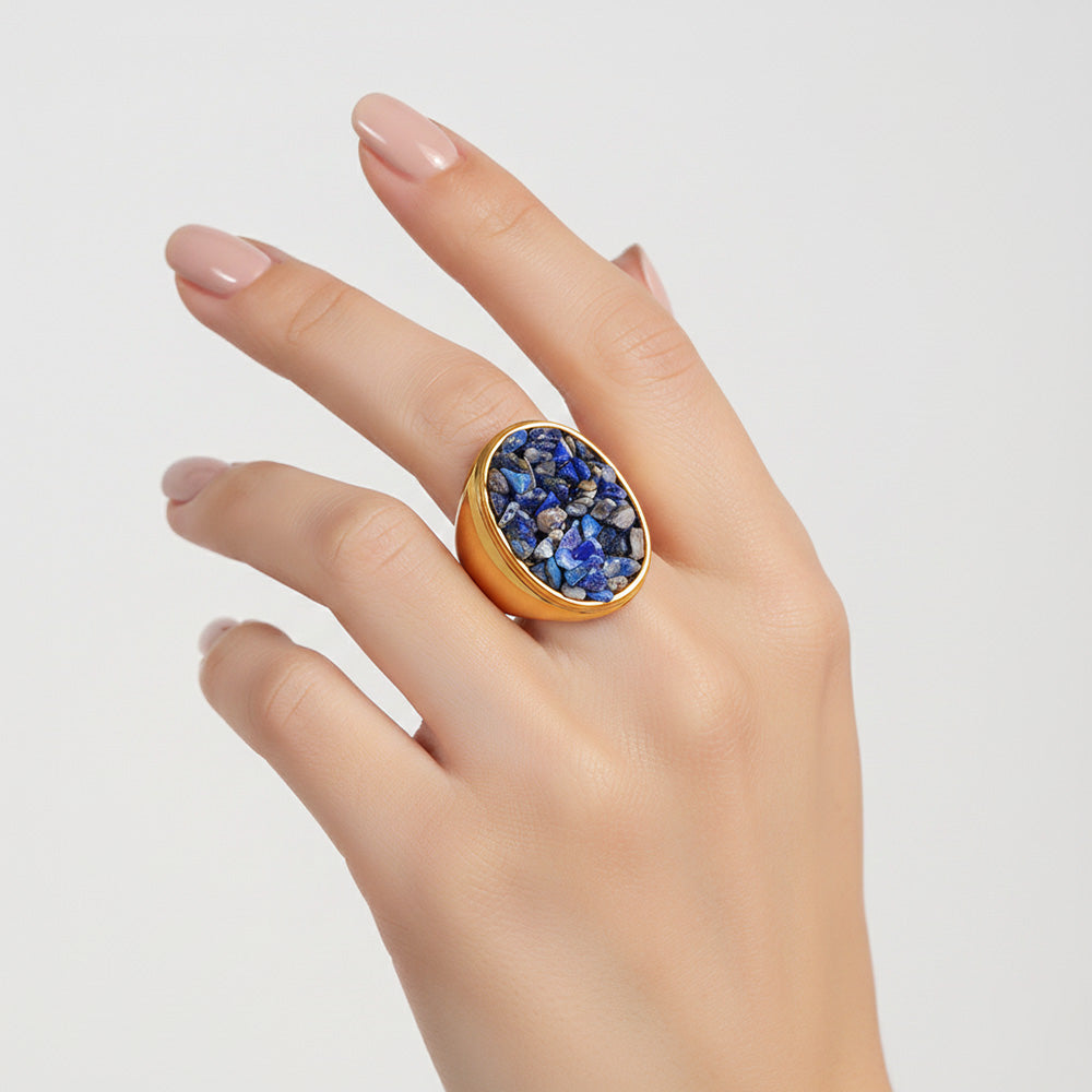 Uma mão mostrando anel JZ1542