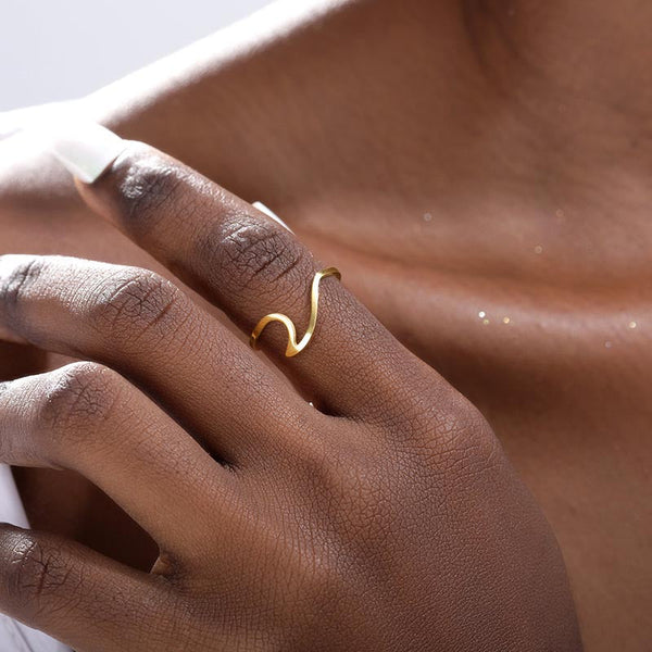 Uma mão usando anel JZ1101 - Aço Inox Dourado