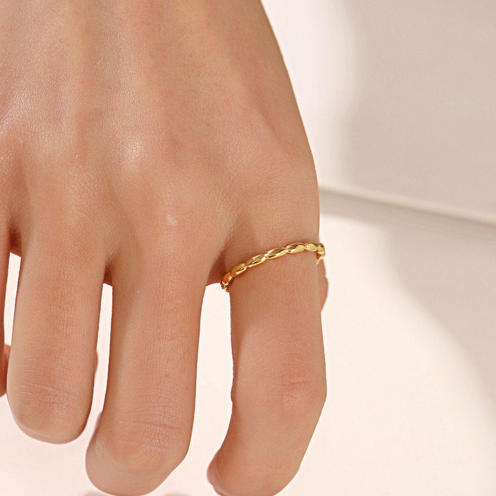 Uma mão usando Anel Ajustável JZ1171