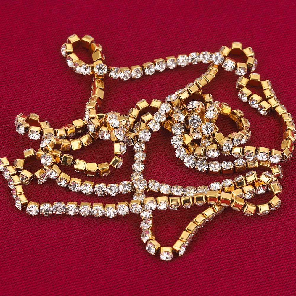 Fio com Brilhantes em Fundo Vermelho