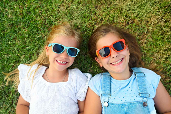 duas crianças com óculos de sol