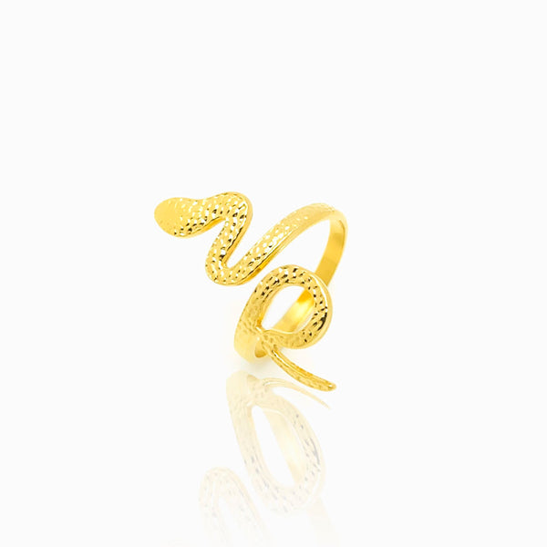 anel cobra em aço inox dourado com fundo branco