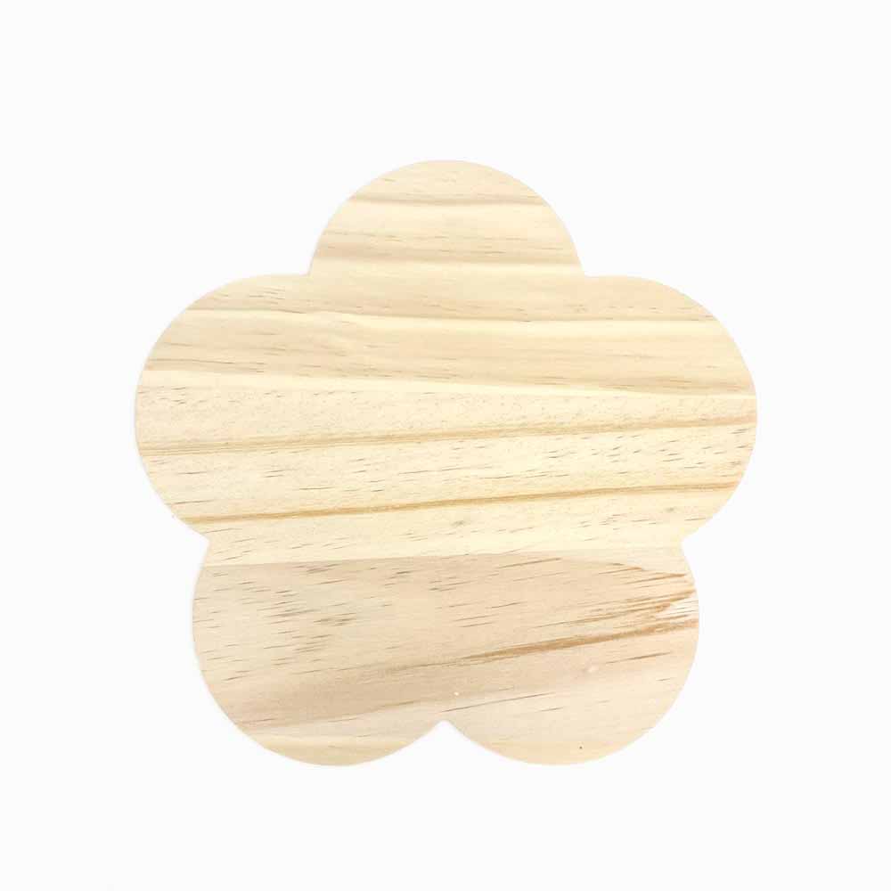 base de madeira natural em forma de flor castanho com fundo branco